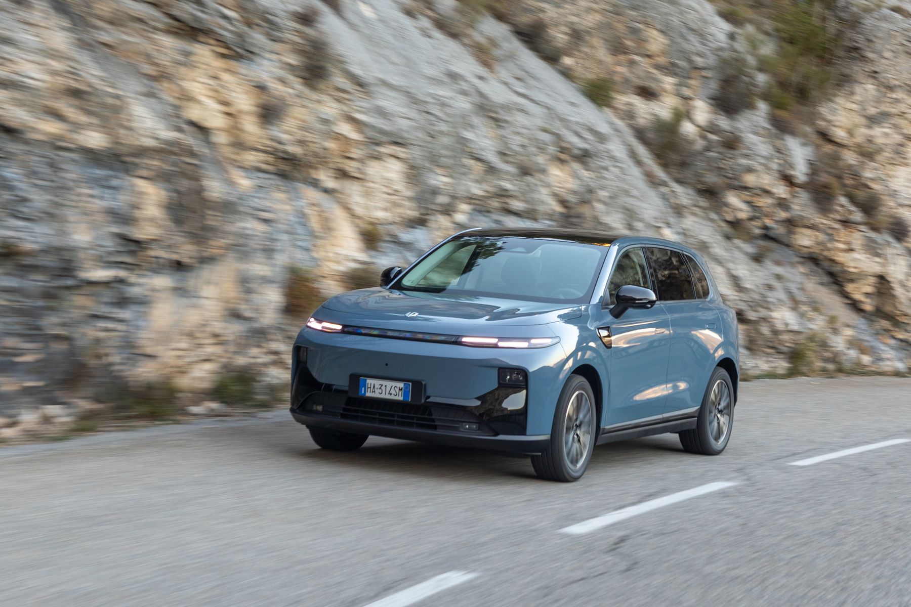 Leapmotor B10 en carretera, vista tres cuartos